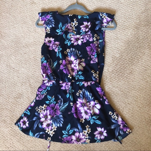 NWT✨ Floral Ruffle Peplum Wrap Top - Picture 4 of 9